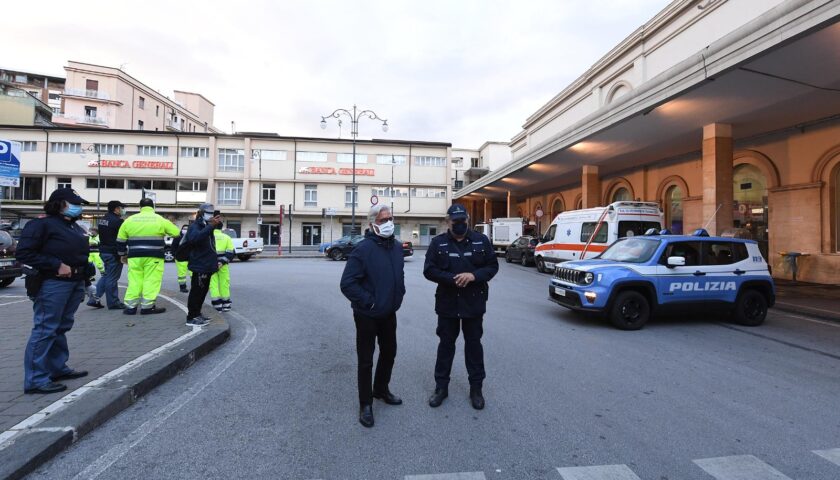 FOTO: Sanificazione della Stazione Ferroviaria di Salerno