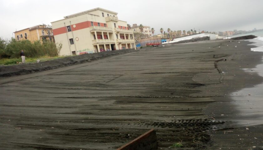 Pulizia e spianamento delle spiagge libere torrione