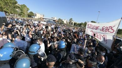 Alta tensione a Mondragone, bottiglie d’acqua contro Salvini costretto a interrompere il comizio. Cariche della polizia per disperdere i contestatori