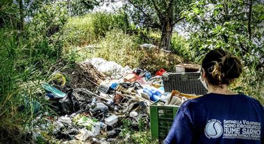 Nocera, discarica a cielo aperto nei pressi del fiume Sarno