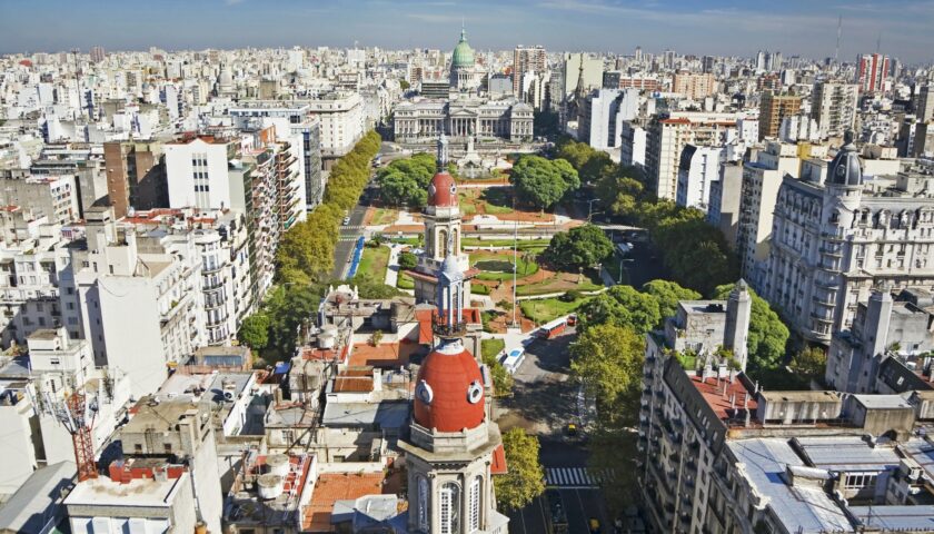 Sposato da tre giorni va in Argentina per lavoro, da 5 mesi non può ricongiungersi con la moglie a Salerno a causa del covid 19. La disperazione di un editore/scrittore