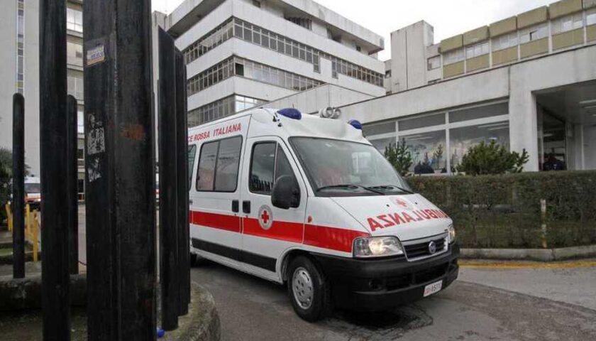 Cade dalla bicicletta sul viadotto Gatto, ciclista in ospedale