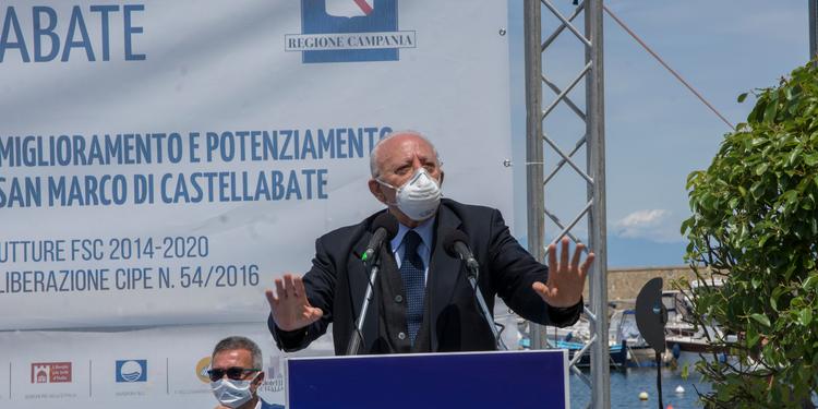 Lunedì in Campania non ci sarà obbligo di mascherina all’aperto, De Luca: “Nei luoghi chiusi o dove ci sono assembramenti si deve usare”
