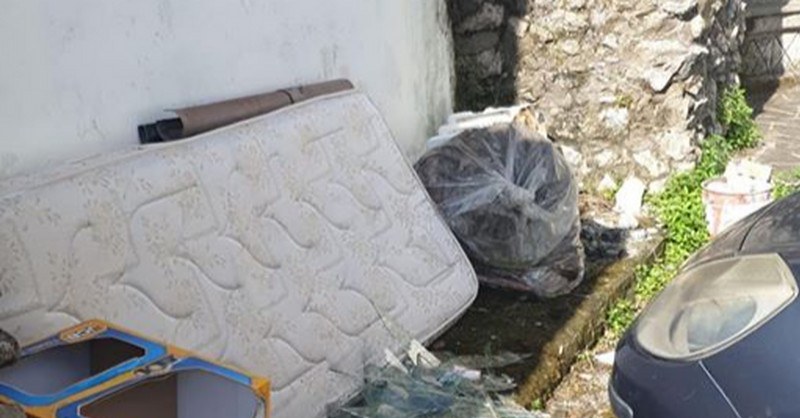 Pellezzano, discarica a cielo aperto a Coperchia: area bonifica, l’ira del sindaco: “Circondati da incivili”