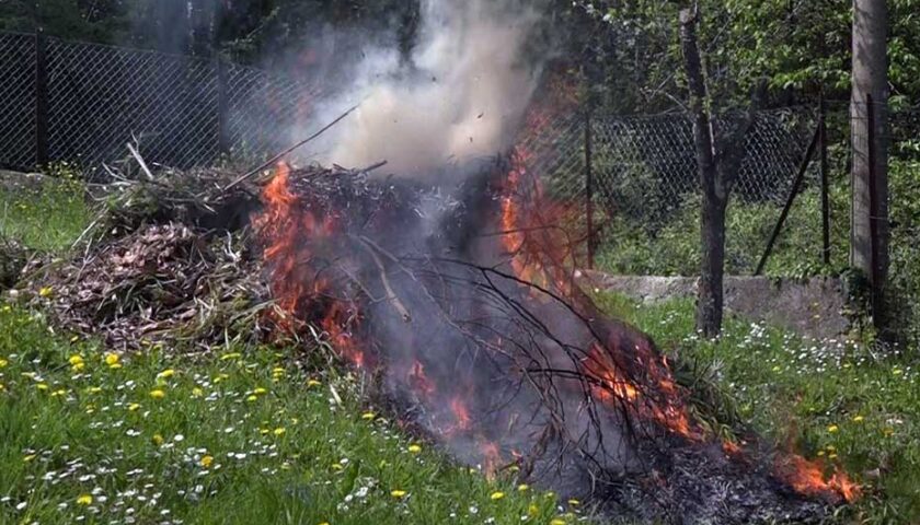 In Campania dal 1 luglio al 30 settembre c’è il divieto di bruciare sterpaglie