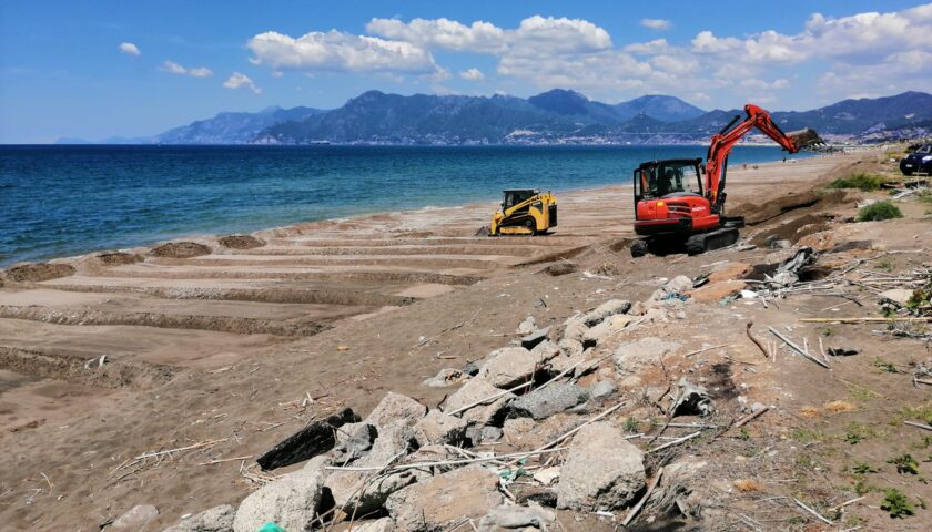 Ultimati i lavori di pulizia e spianamento delle spiagge salernitane