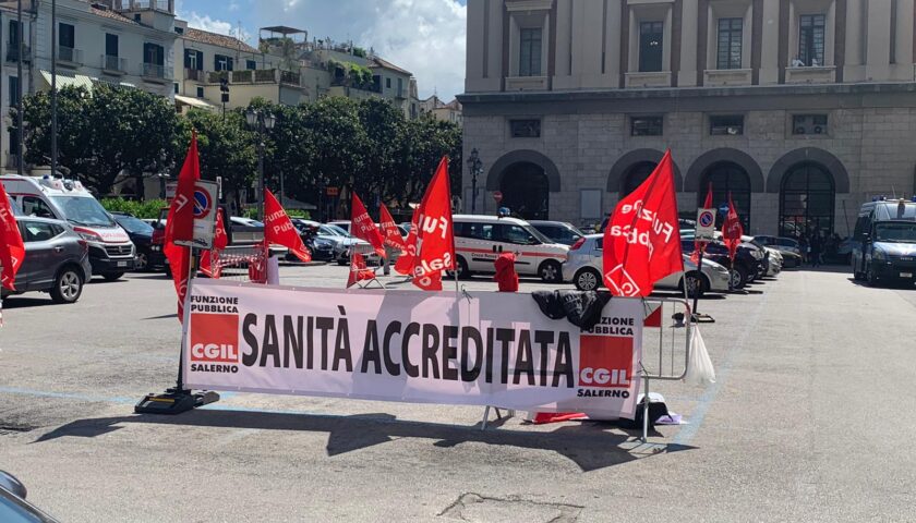 Rinnovo contratti, i lavoratori della Sanità Accreditata scioperano in piazza Amendola