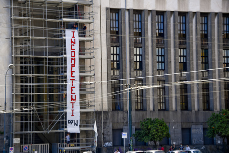 Crisi del lavoro, manifestanti su impalcature in piazza Matteotti a Napoli