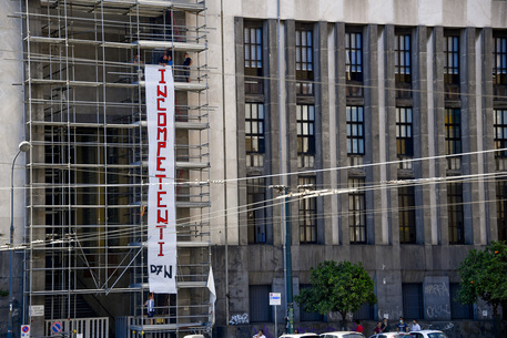 Crisi del lavoro, manifestanti su impalcature in piazza Matteotti a Napoli