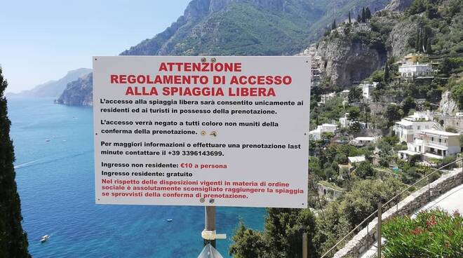 Positano, ingresso spiagge libere a 10 euro: monta la polemica