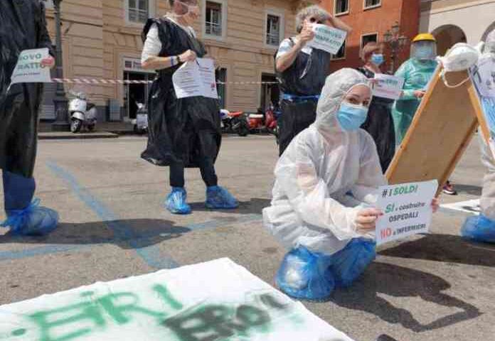 Il flash mob degli infermieri salernitani: “Ieri eroi del covid, oggi dimenticati dallo Stato”