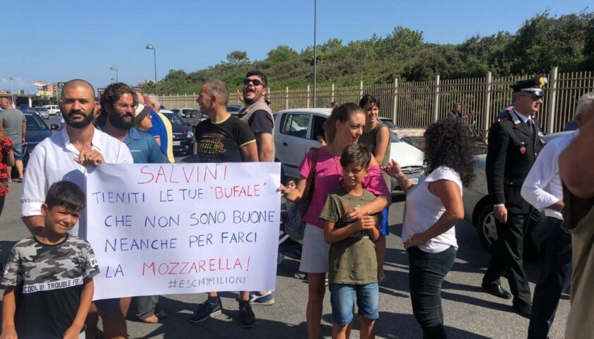 Salvini a Castel Volturno tra poca gente per il comizio lampo: “In Campania con Caldoro ci sarà il cambiamento”