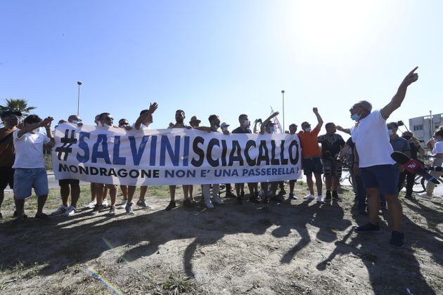 Mondragone si spacca su Salvini: contestazione con striscioni ma anche un comitato d’accoglienza