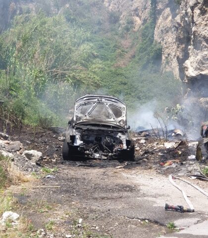 Auto in fiamme in via Bracigliano a Sarno, indagano gli agenti della Polizia