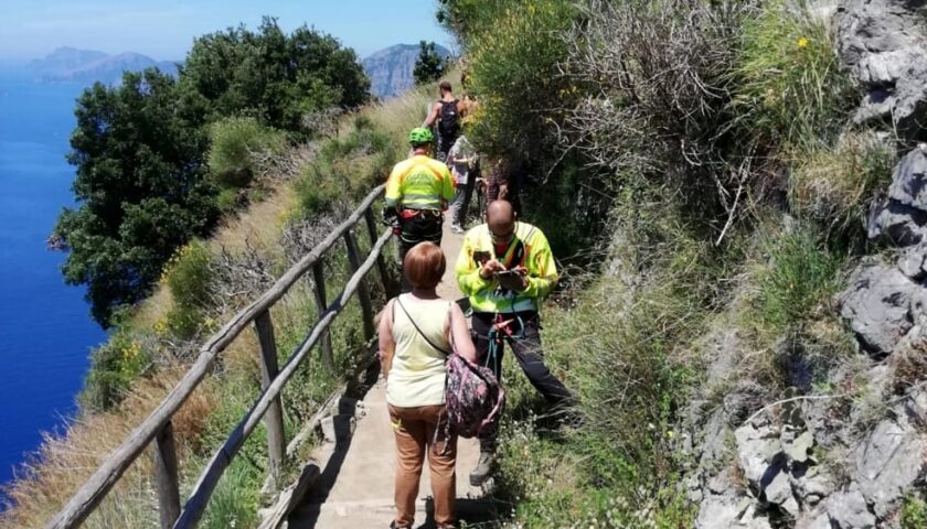 Sentiero degli Dei, il soccorso alpino va in aiuto a una donna che rifiuta le cure