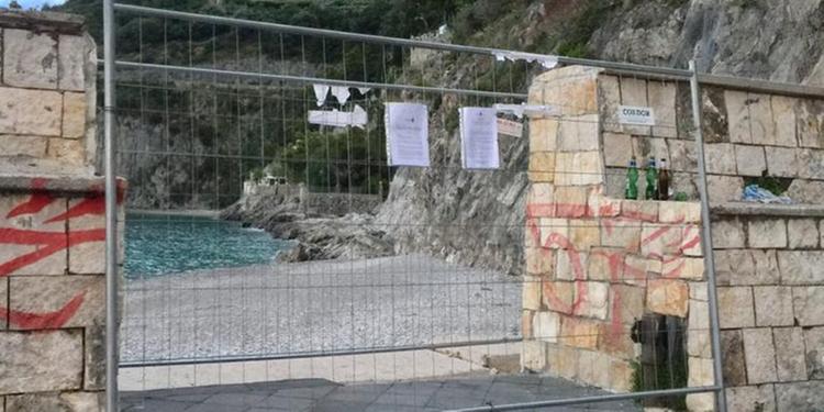 Maiori, interdetta la spiaggia alle spalle del porto di Cetara: dietrofront dei bagnanti