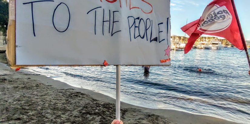Potere al Popolo contro i sindaci: “Spiaggia libera per tutti, nessun pagamento”