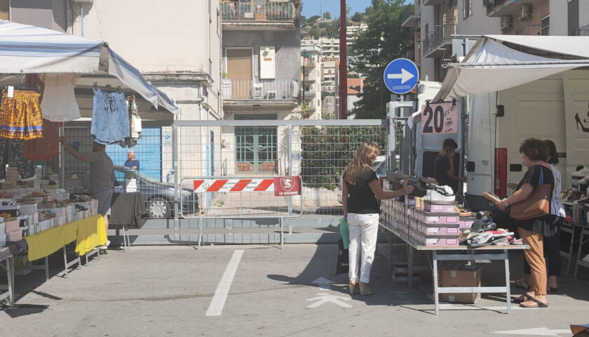 Varchi chiusi al mercato di via Robertelli a Torrione, protesta degli ambulanti