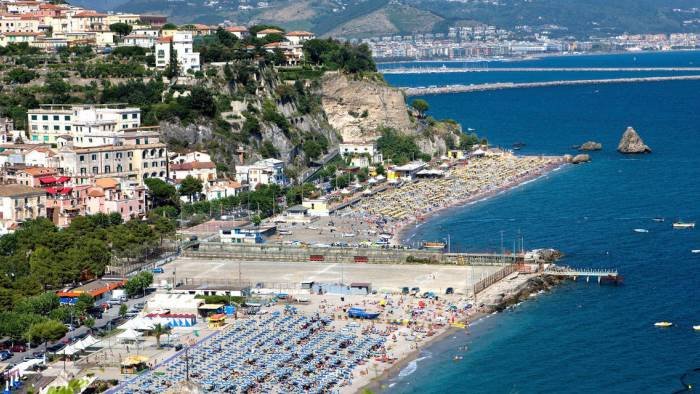 Vietri sul Mare, il sindaco De Simone chiude le spiagge per Ferragosto e stasera