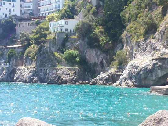 Amalfi, divieto di balneazione alla spiaggia delle “Sirene”
