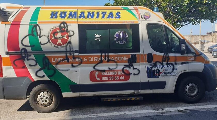 Il tempo degli eroi è già finito, imbrattata ambulanza dell’Humanitas