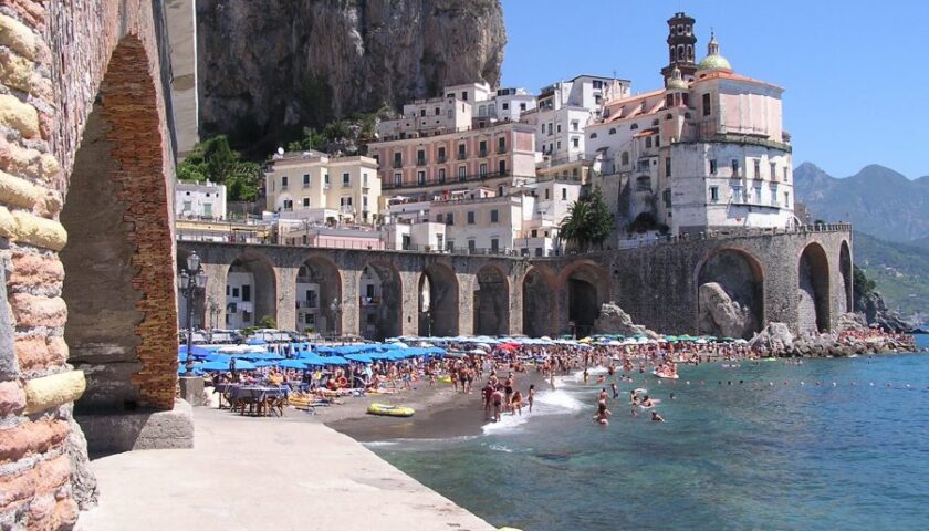 Spiagge libere ad Atrani: varato il piano: accesso gratuito a Levante per i residenti locali, di Tramonti, Agerola e Scala