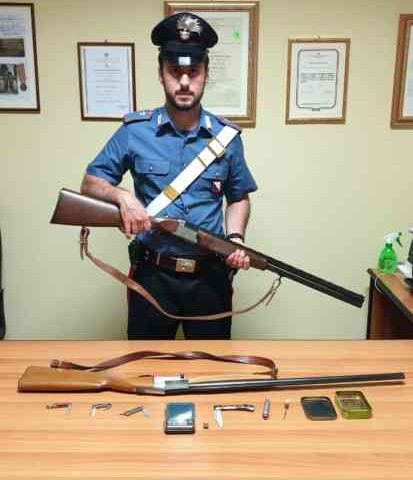 Droga, coltello e fucile in casa: arrestato un 36enne di Montecorvino Pugliano