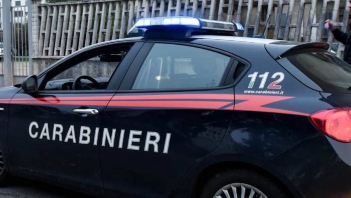 Mezzo nudo a Vallo Scalo, usa la fontana come bidet: arrivano i carabinieri e lui dà in escandescenza