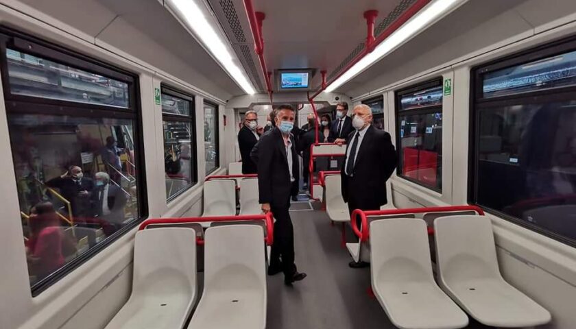 La Regione consegna nuovi treni all’Eav