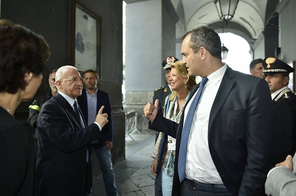 Il sindaco di Napoli de Magistris presenta i progetti a De Luca: “Eccoli, ora li devi finanziare”