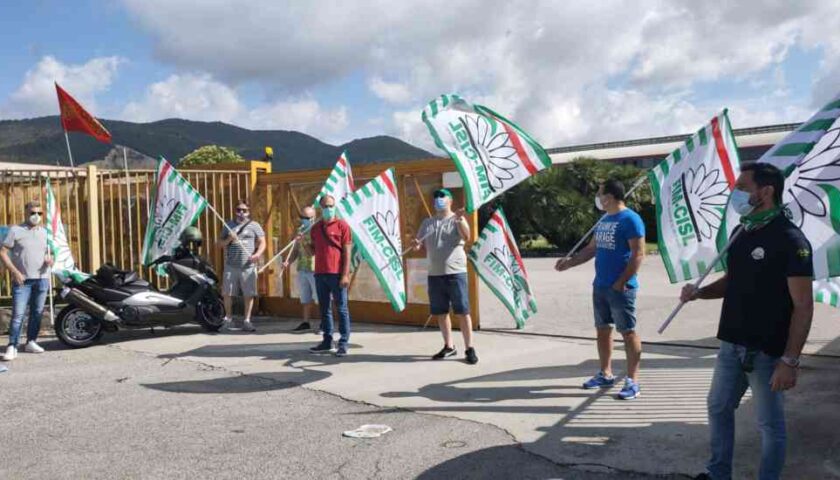 I lavoratori Ilvaform di Salerno preoccupati sul futuro protestano davanti all’azienda