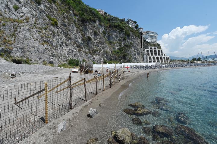 Spiaggia transennata, il Comune di Vietri sul Mare: “I gestori del Baia hanno provveduto a farlo per delimitare il confine”