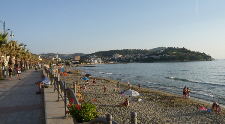 Agropoli chiude il lungomare San Marco di sera