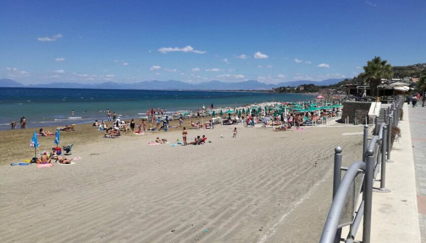 Ad Agropoli in spiaggia libera con l’App, 8mila posti disponibili per la tintarella: ecco l’elenco