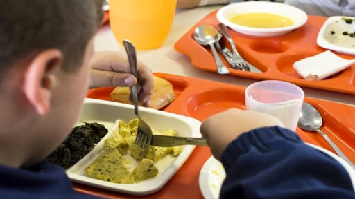 Scafati, mensa a scuola: i bambini portano i piatti da casa