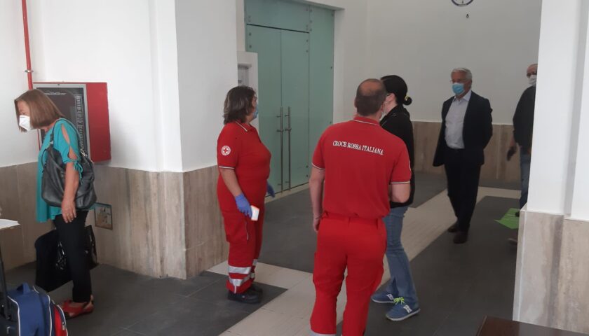 IL SINDACO NAPOLI ALLA STAZIONE  PER MONITORARE GLI ARRIVI DI PASSEGGERI DA FUORI REGIONE