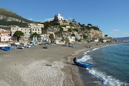 Ai domiciliari, stanco di stare in casa si reca in spiaggia: arrestato a Vietri un salernitano di 33 anni