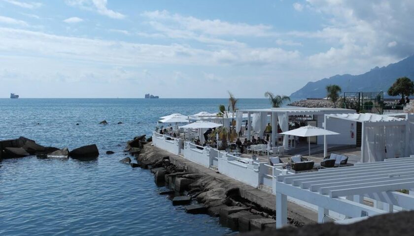 Salerno – il mare devasta il Surf Lounge a Piazza della Concordia