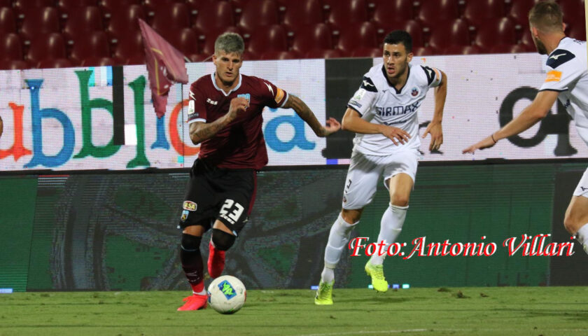 Salernitana, punto d’oro allo “Scida” di Crotone