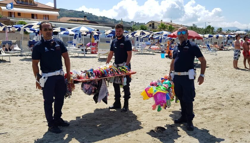 Controlli e sequestri in spiaggia ad Agropoli, merce devoluta in beneficenza