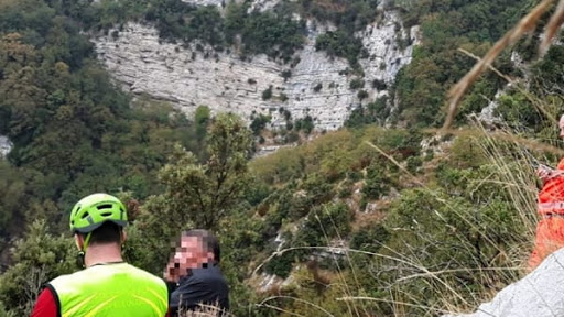 Malore mentre lavora nella sua terra a Maiori: salvato dal soccorso Alpino