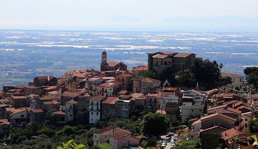 Altavilla Silentina, bus che trasportava studenti finisce contro un albero