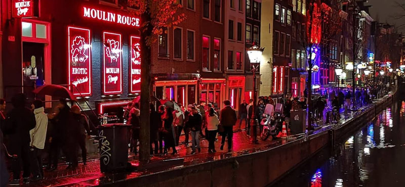 Poco distanziamento sociale, Amsterdam chiude il quartiere a luci rosse