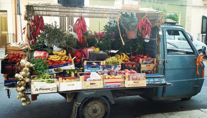 Mentre consegna a domicilio le rubano l’Ape Car con frutta e verdura