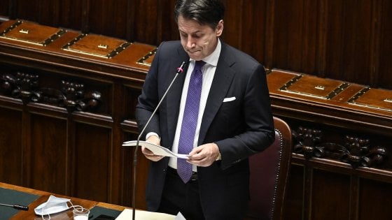 Il premier Conte in Senato: “Scuole aperte e sostegno economico a bar e ristoranti”