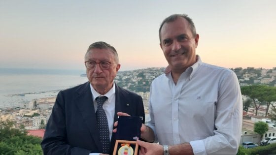 Il sindaco di Napoli de Magistris consegna al professor Tarro la medaglia della città