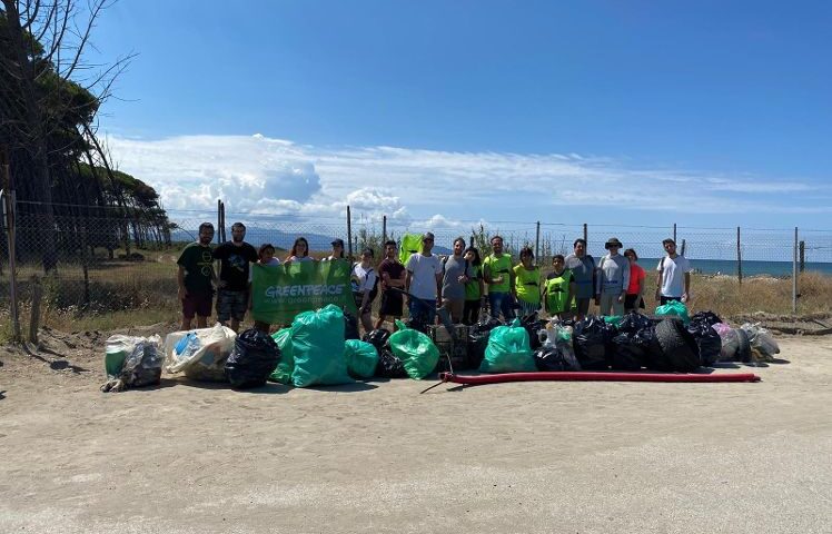 I VOLONTARI DEL GRUPPO LOCALE GREENPEACE SALERNO INSIEME A NATURART E VOGLIO UN MONDO PULITO PULISCONO LA SPIAGGIA DEL POLIGONO MILITARE A EBOLI DAI RIFIUTI