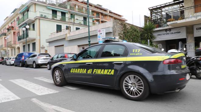 Trasferimento fraudolento di valori, arrestato un 44enne salernitano. Indagate 5 persone tra cui un imprenditore edile