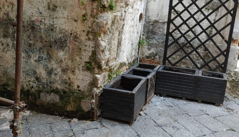 Salerno, pulizia delle strade del Centro Storico. Il sindaco Napoli: “Staneremo gli incivili”