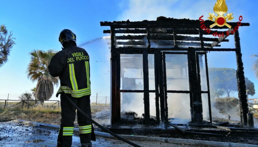 Incendiato un chiosco in via Allende: si indaga